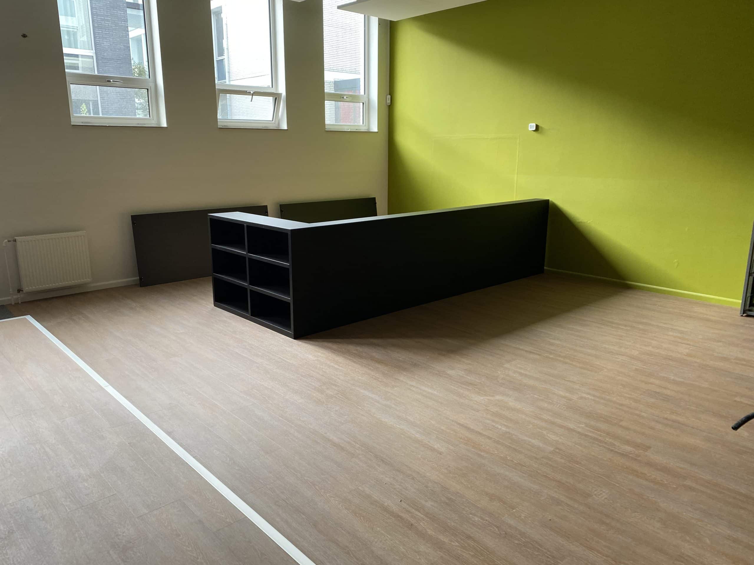Project school Tilburg balie element met boeken opberg ruimte