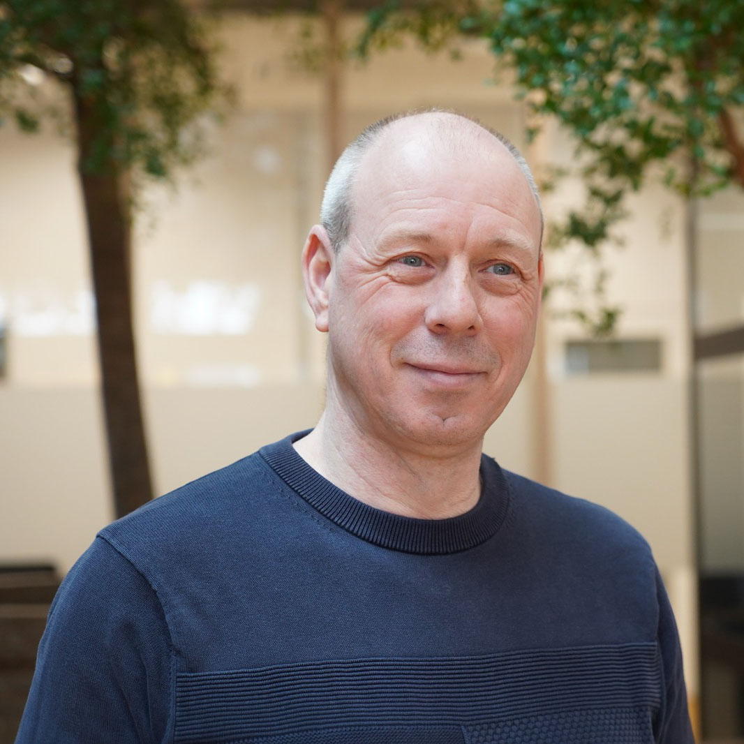 Corne, eigenaar van Heijka Kantoormeubelen, ergonomisch specialist