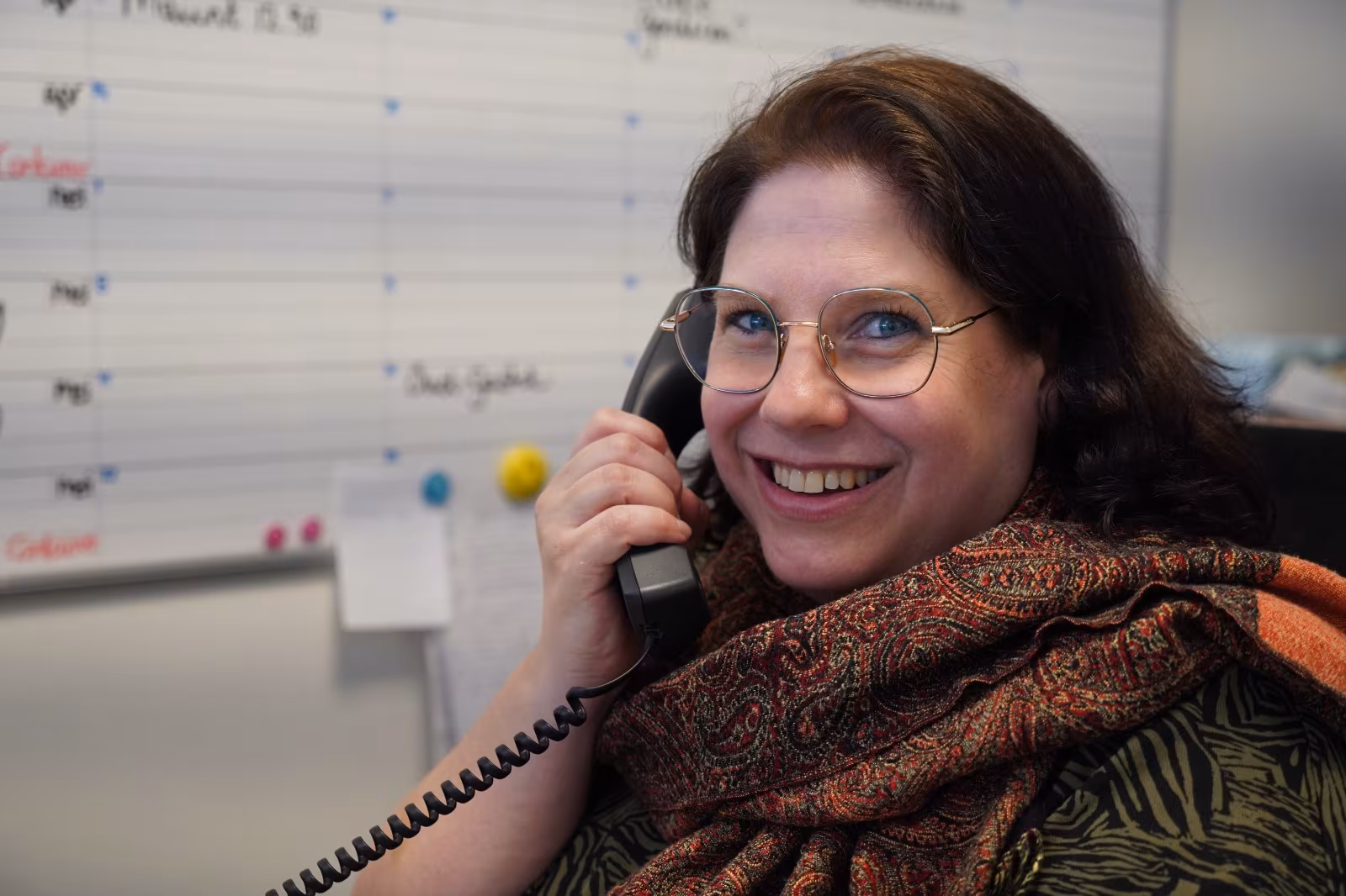 Kim van Heijka kantoormeubelen helpt klant telefonisch met advies over kantoorinrichting